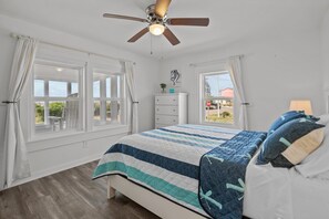 2 bedrooms, iron/ironing board, WiFi, bed sheets - NEW Steps to Beach. Screened Porch. Pet Friendly (Oak Island)