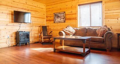 Cozy One-Bedroom cabin in lovely New Town with AC