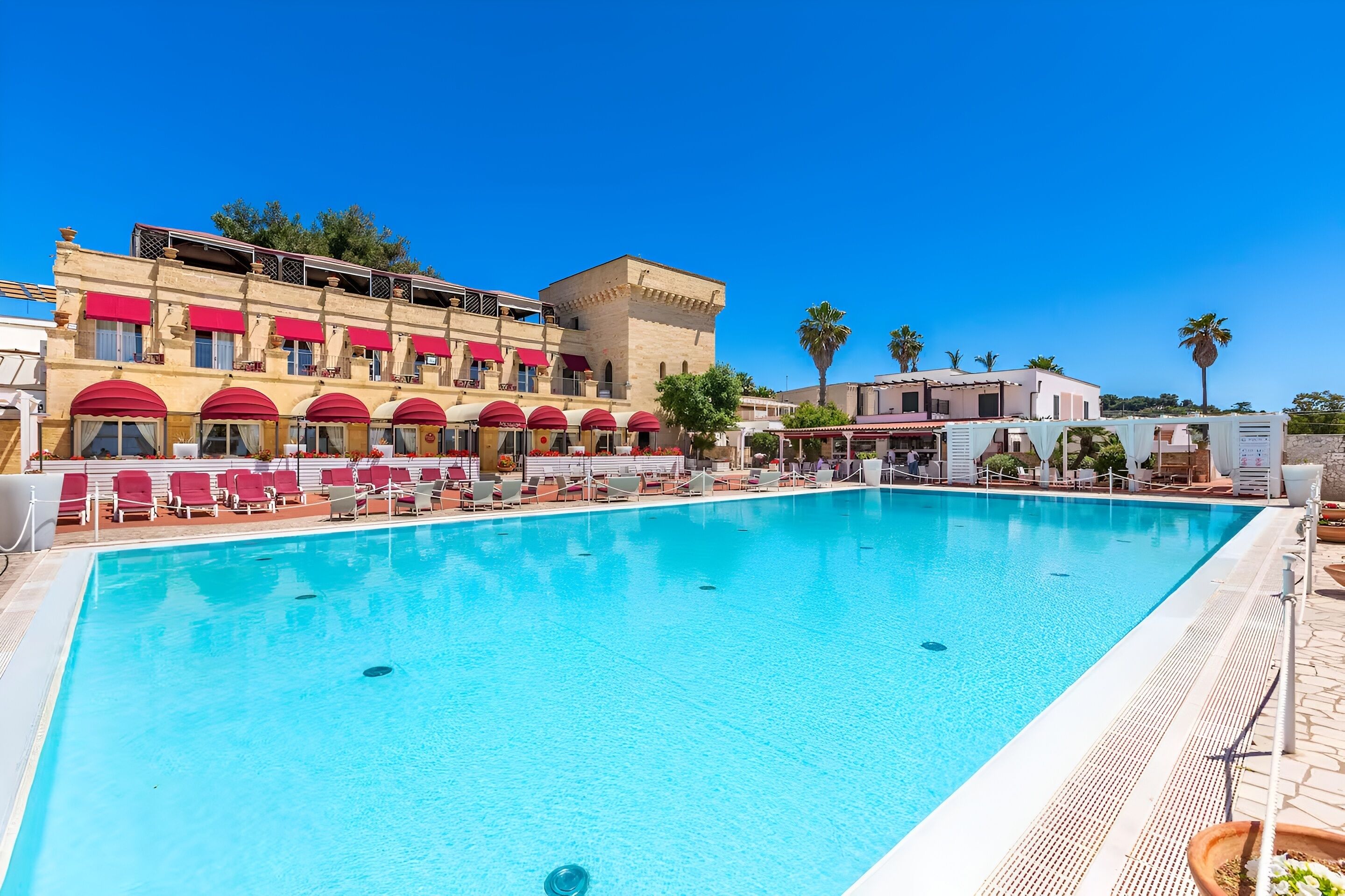 Apartamento superior, vista para o mar | Piscina | Piscina externa sazonal, guarda-sóis, espreguiçadeiras