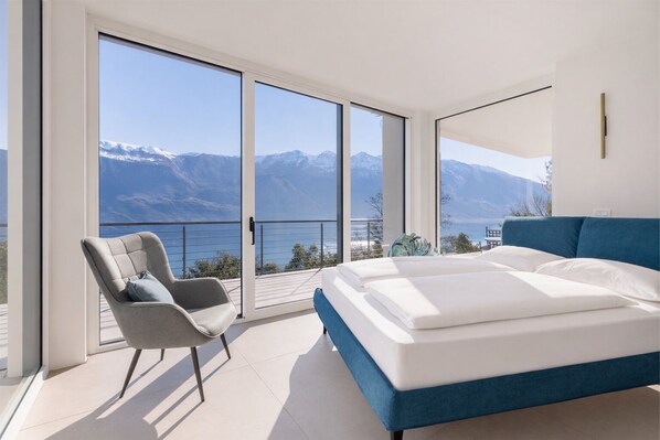 Unclassified image, 1 of 31, button