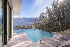 Unclassified image, 2 of 31, button