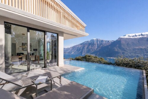 A newly built, high-end villa featuring an infinity pool and stunning views over Lake Garda. Located just a short drive from Limone sul Garda, it offers elegant, bright interiors designed with great attention to detail. A spacious panoramic terrace, mode