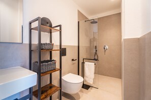 Douche, serviettes fournies, savon, papier toilette