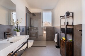 Unclassified image, 3 of 31, button