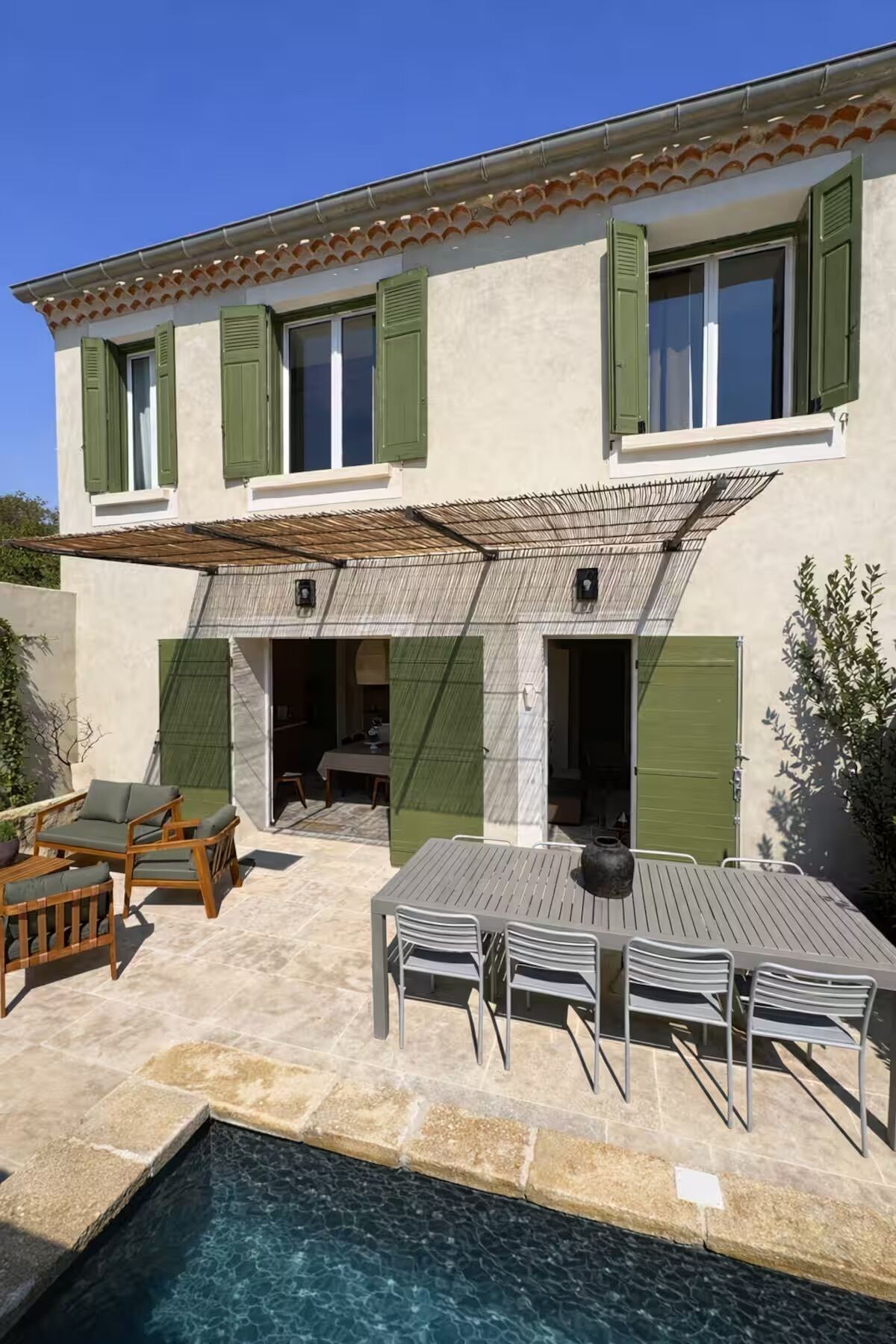 تناول الطعام بالخارج