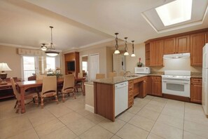 Private kitchen - 5 minutes to Disney!! Spacious 1 bedroom Villa at Westgate Resorts, sleeps 4 (Kissimmee)