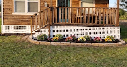 Beautiful 2-bedroom farmhouse with AC in charming Needville. Pet friendly