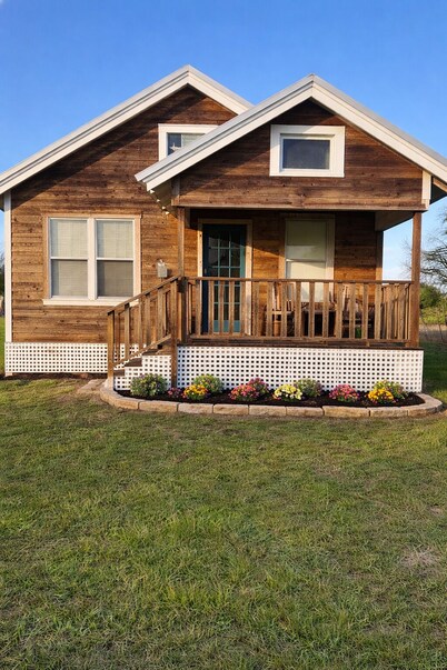 Beautiful 2-bedroom farmhouse with AC in charming Needville. Pet friendly