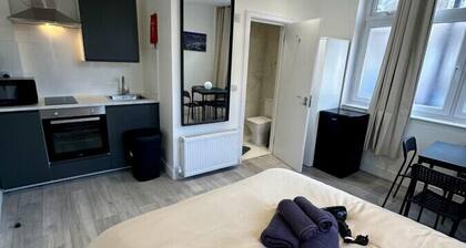 Studio near London Bridge with private kitchen