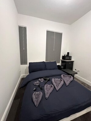 1 bedroom, iron/ironing board, WiFi, bed sheets - Vauxhall/Victoria moments away (Greater London)