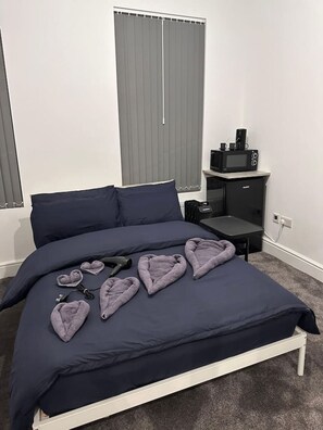 1 bedroom, iron/ironing board, WiFi, bed sheets - Vauxhall/Victoria moments away (Greater London)