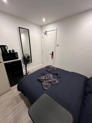 1 habitación, tabla de planchar con plancha, wifi y ropa de cama 
