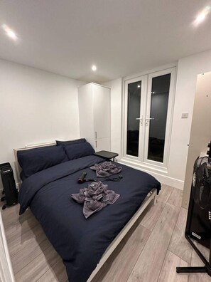 1 habitación, tabla de planchar con plancha, wifi y ropa de cama 