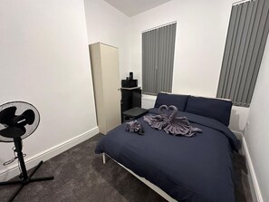 1 habitación, tabla de planchar con plancha, wifi y ropa de cama 