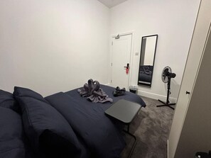1 habitación, tabla de planchar con plancha, wifi y ropa de cama 