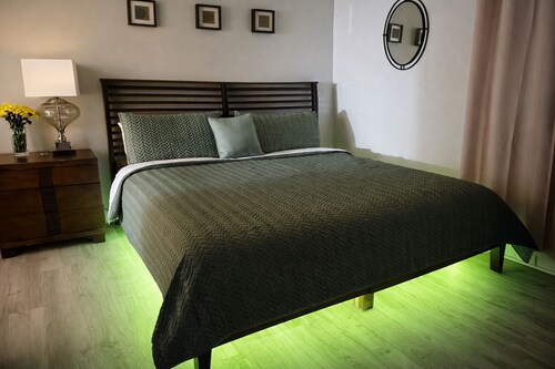 3bd Home 5 mins from Airport, 10 mins to downtown! Workers & Families come
Enjoy