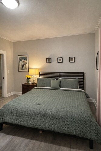 3bd Home 5 mins from Airport, 10 mins to downtown! Workers & Families come
Enjoy