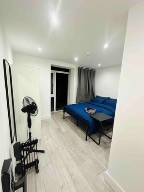 Iron/ironing board, WiFi, bed sheets - London Bridge/Waterloo close by (Greater London)