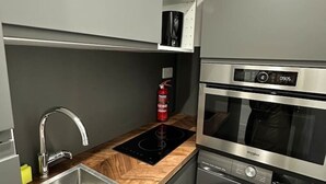 Microones, forn i utensilis de cuina, vaixella i coberteria 