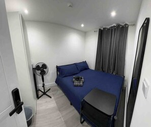 Iron/ironing board, WiFi, bed sheets - Nine Elms/US Embassy London Room (Greater London)