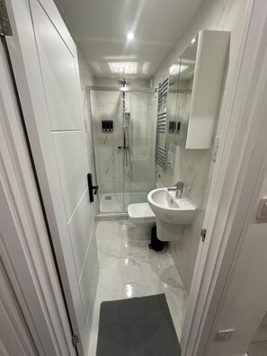 Hair dryer - Nine Elms/US Embassy London Room (Greater London)