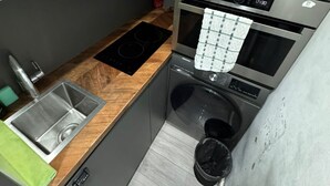 Microwave, oven, cookware/dishes/utensils - Nine Elms/US Embassy London Room (Greater London)