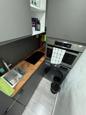 Microwave, oven, cookware/dishes/utensils - Nine Elms/US Embassy London Room (Greater London)