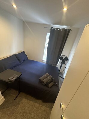 1 dormitorio, tabla de planchar con plancha, wifi