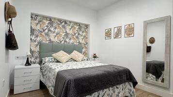 Căn hộ tiện nghi đơn giản, sân hiên | Màn/rèm cản sáng, bàn ủi/dụng cụ ủi quần áo