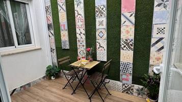 Căn hộ tiện nghi đơn giản, sân hiên | Hiên