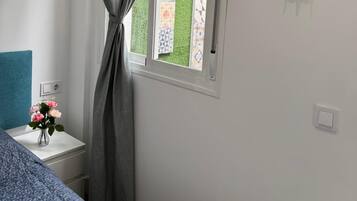 ستائر تعتيم ومكواة/لوح كي وواي فاي مجانًا