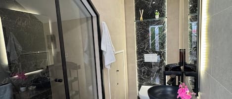 Comfort Apartment, Patio | Bathroom