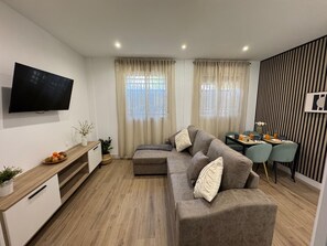 Comfort Apartment, Patio | Living area | 40-inch LED TV with digital channels - Secunda Romana (Cordoba)