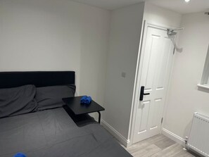 1 chambre, bureau, fer et planche à repasser, Wi-Fi