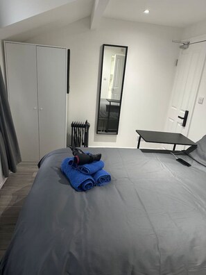 1 slaapkamer, een bureau, een strijkplank/strijkijzer, wifi