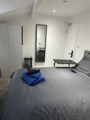 1 slaapkamer, een bureau, een strijkplank/strijkijzer, wifi