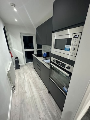 Microwave, oven, cookware/dishes/utensils - Central London- Zone 1/2 En-suite Room (Greater London)