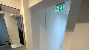 A hallway with a mirror, light-colored walls, and a wooden floor. - London Waterloo 10mins away (Greater London)