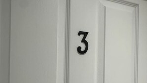 A white door with the number 3 on it. - London Bridge 15 minutes away (Greater London)