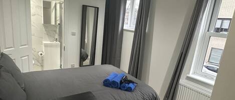 1 多间卧室、办公桌、熨斗/熨衣板、WiFi