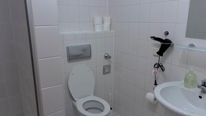 Dusj, hårføner, håndklær og såpe
