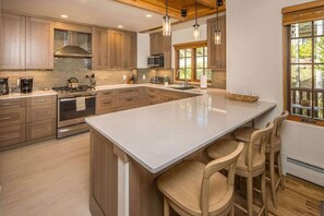 Een koelkast, een kookplaat