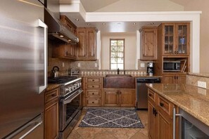 Een koelkast, een kookplaat