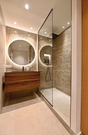 Shower, hair dryer, towels, soap - Luxury apartment with sea and hill views (Mandelieu-la-Napoule)