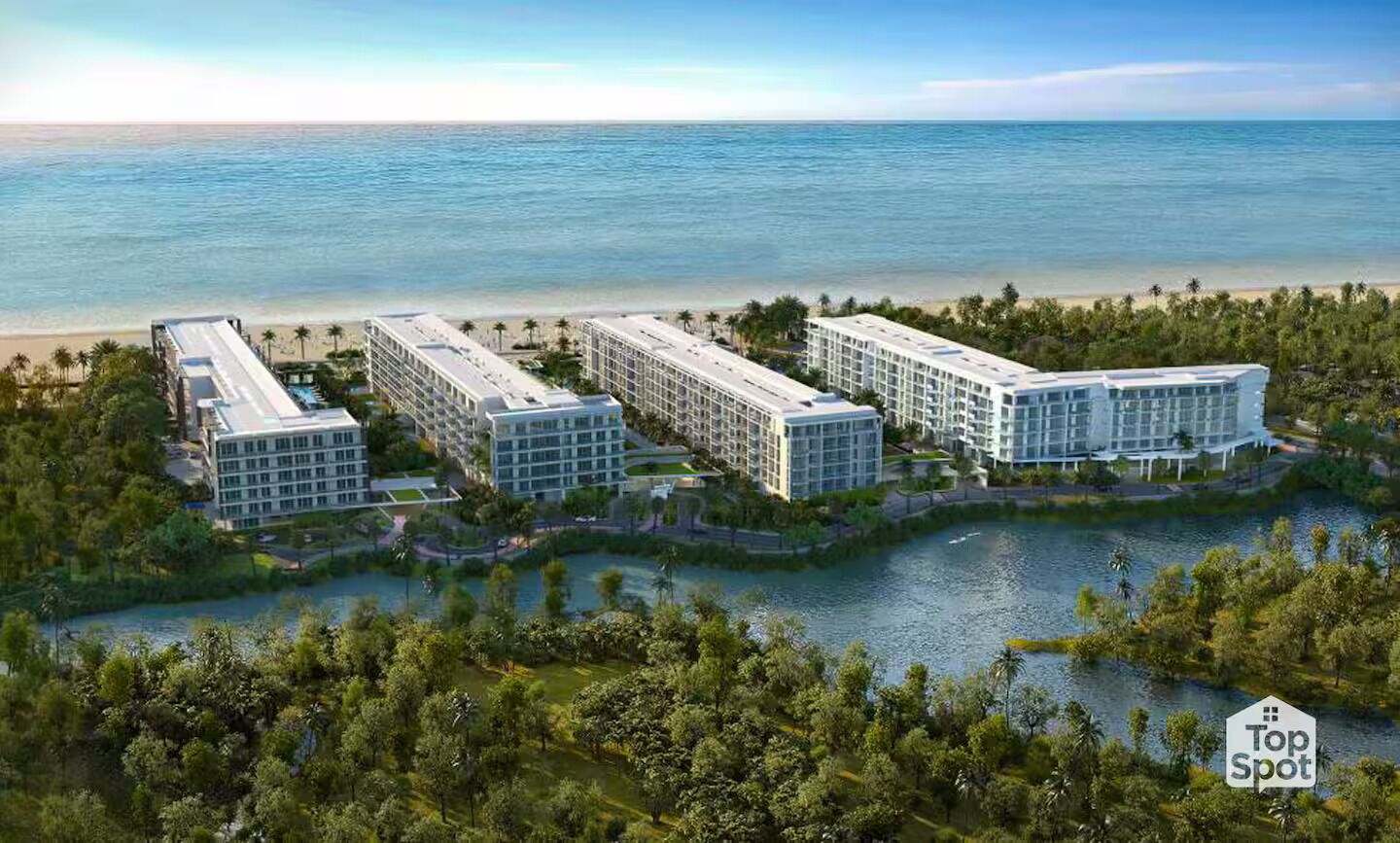 Moderni hotellikompleksi, jossa on useita rakennuksia, oma ranta ja järvi.