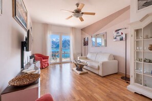 Living area - Mont&Lac | Lake View Apartment in Limone (Limone Sul Garda)
