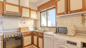 Geladeira, micro-ondas, fogão, cooktop