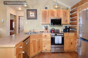 Kjøleskap og kokeplater