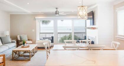 Beachfront IOP 2bd with Pool, Parking, Bikes