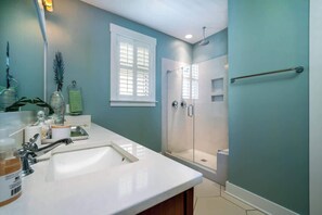Shower, hair dryer, shampoo - Cozy 3 Bedroom Home Near Sullivans Island (Mount Pleasant)